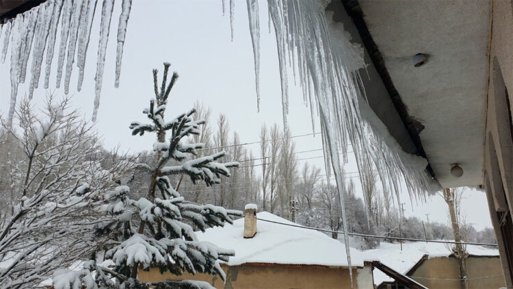 Başkale'de dondurucu soğuklar başladı; buz sarkıtları 2 metreyi aştı