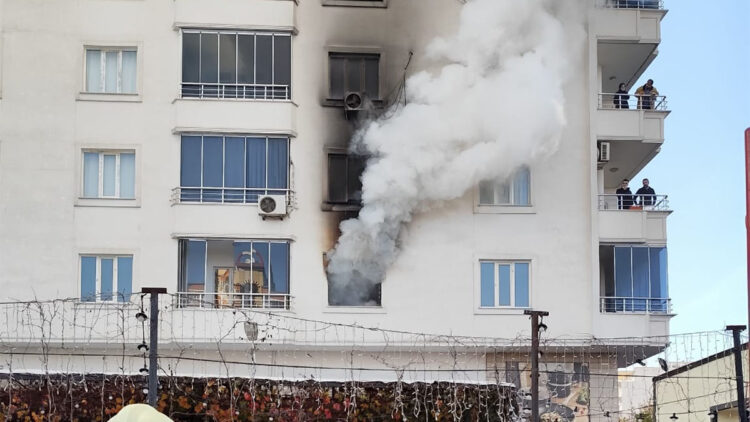 Batman'da apartman dairesinde çıkan yangın söndürüldü