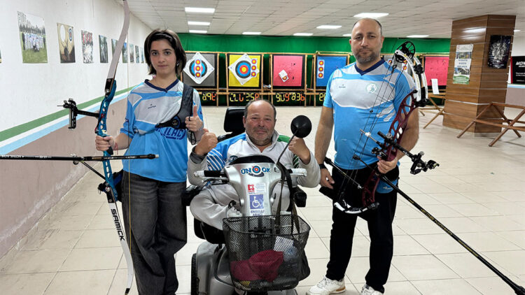 Bedensel engeline rağmen, okçuluk antrenörlüğü yapıyor