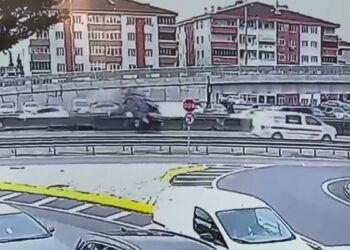 Beton bariyere çarpan otomobil, devrilip sürüklendi