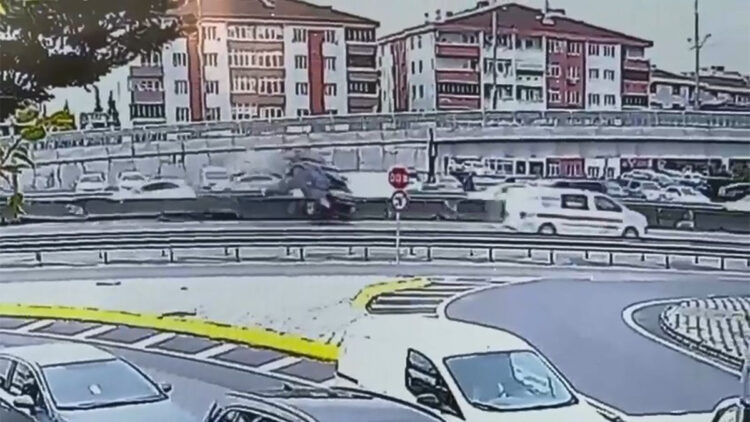 Beton bariyere çarpan otomobil, devrilip sürüklendi