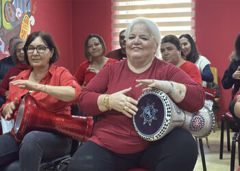 Bir yılda 3 beyin ameliyatı geçirdi; darbukayla hayata tutundu