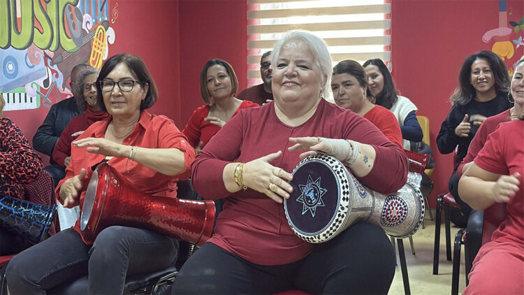 Bir yılda 3 beyin ameliyatı geçirdi; darbukayla hayata tutundu