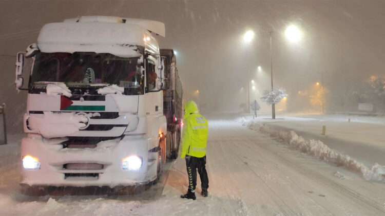 Bitlis'te yoğun kar yağışı; bazı yollar trafiğe kapatıldı