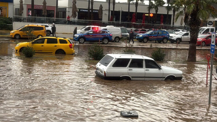 Bodrum'da kuvvetli sağanak; cadde sokaklar göle döndü