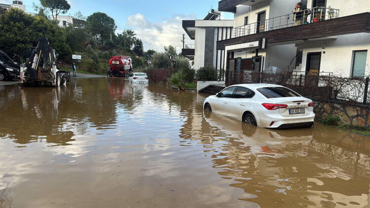 Bodrum'da sağanak; evin istinat duvarı çöktü, yollar göle döndü
