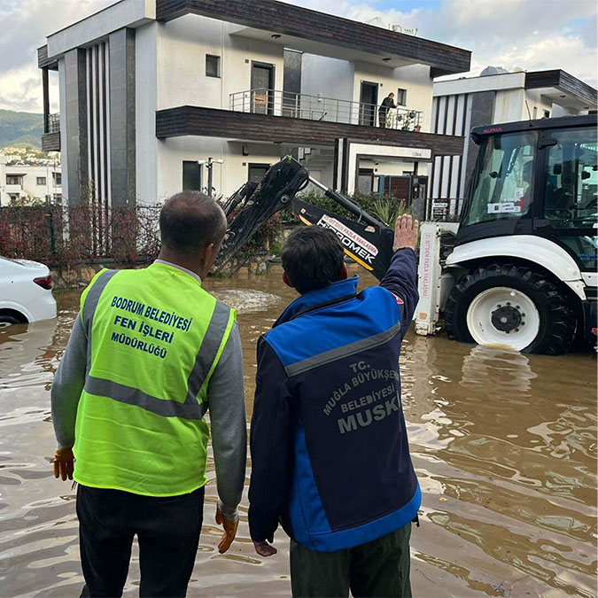 Bodrum'da sağanak nedeniyle yollar göle döndü. Yağış sırasında bir evin istinat duvarı çöktü. Çökme nedeniyle çevredeki 4 ev tedbir amaçlı tahliye edildi.