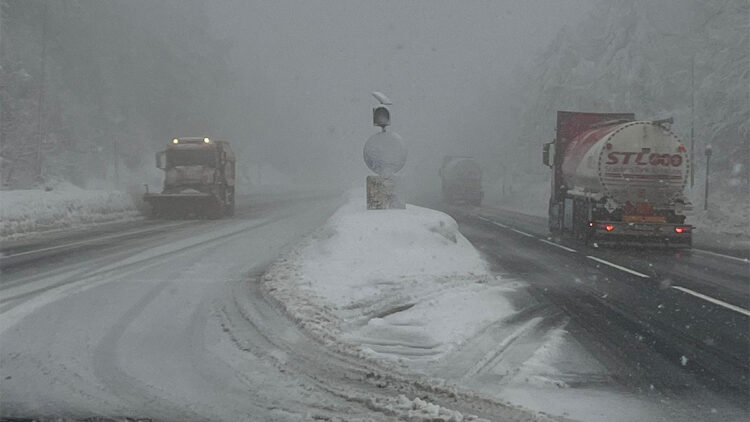 Bolu Dağı'nda hafif kar yağışı ve sis