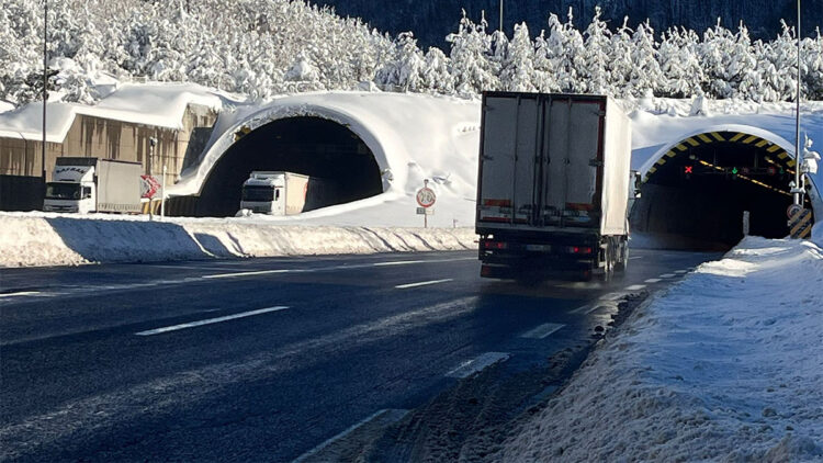 Bolu Dağı'nda yoğun kar yağışı kesildi, ulaşım normale döndü