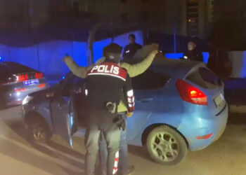 Bursa'da polis ekiplerinden asayiş denetimi; aranan kişi yakalandı