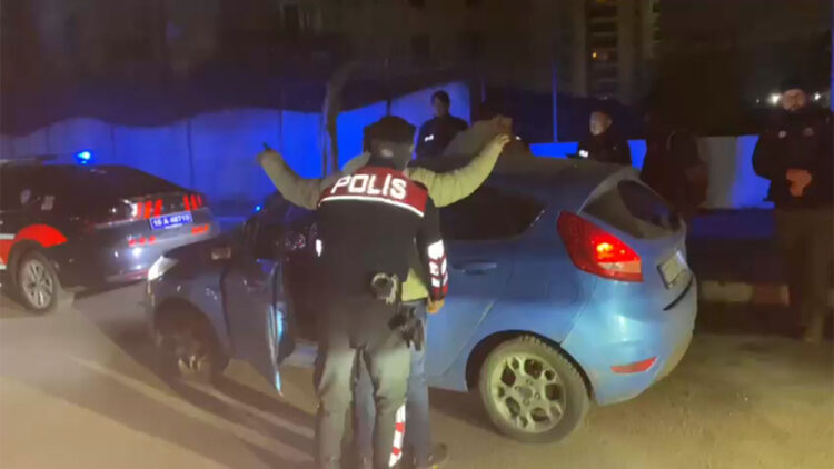 Bursa'da polis ekiplerinden asayiş denetimi; aranan kişi yakalandı