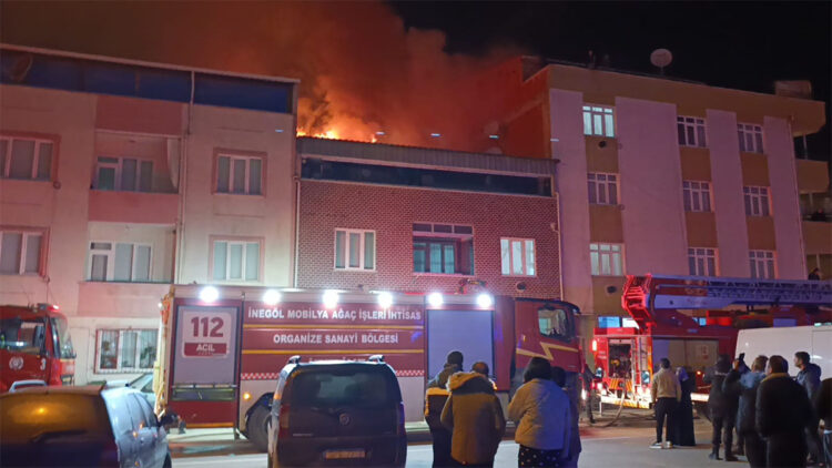 Bursa'da iki katlı evin çatısında yangın