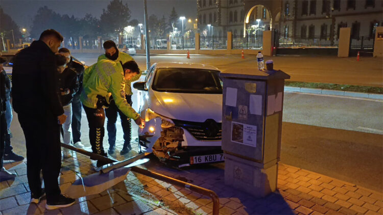 Bursa'da otomobil trafik levhalarına çarptı: 1 yaralı