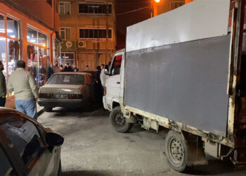 Park halindeki 3 araca çarpıp kaçan kamyonetin sürücüsü yakalandı