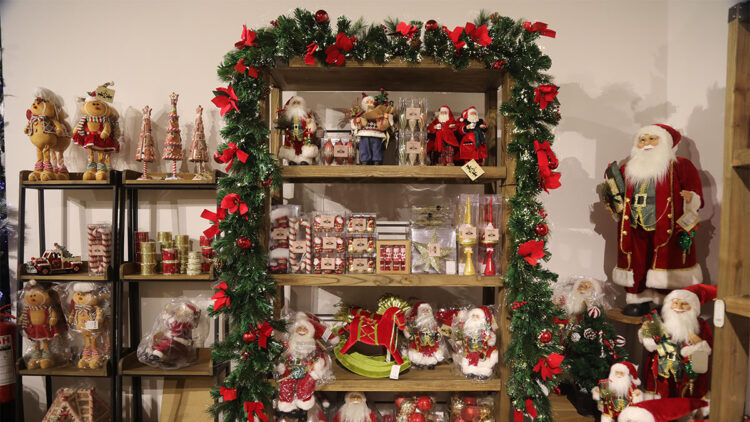 Büyük Noel Baba figürleri yılbaşı dekorasyonunun yeni gözdesi