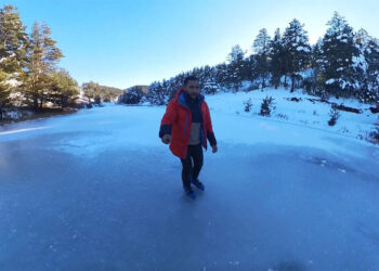 Kayak antrenörü göl üzerinde buz pateni yaptı