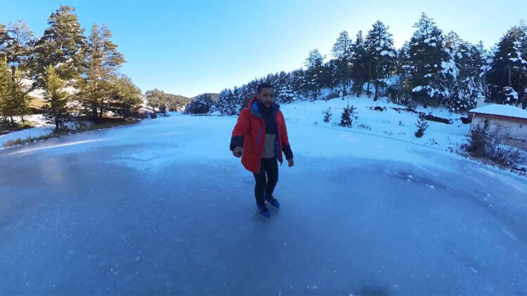 Kayak antrenörü göl üzerinde buz pateni yaptı