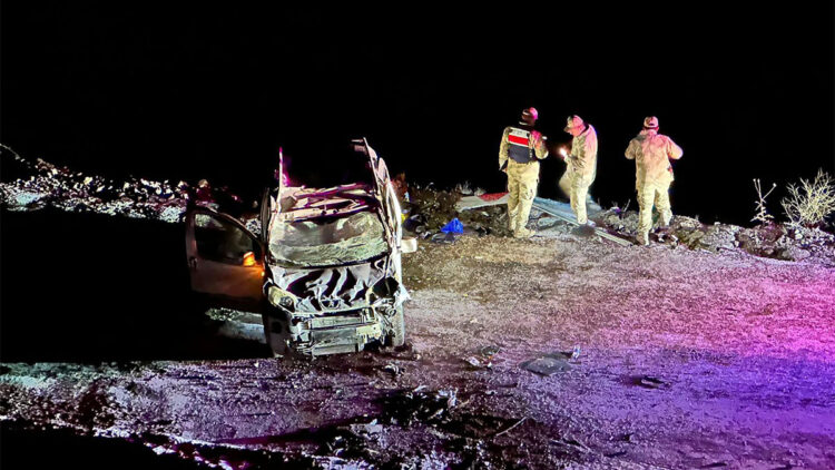 Buzlanan yolda hafif ticari araç şarampole yuvarlandı; 2 yaralı