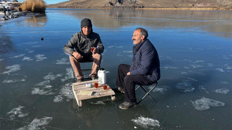 Balıkçılar, Çıldır Gölü'nde balık avı için gün sayıyor