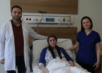Bacaklarını kaybetme riski bulunan Özlem, ameliyatla sağlığına kavuştu