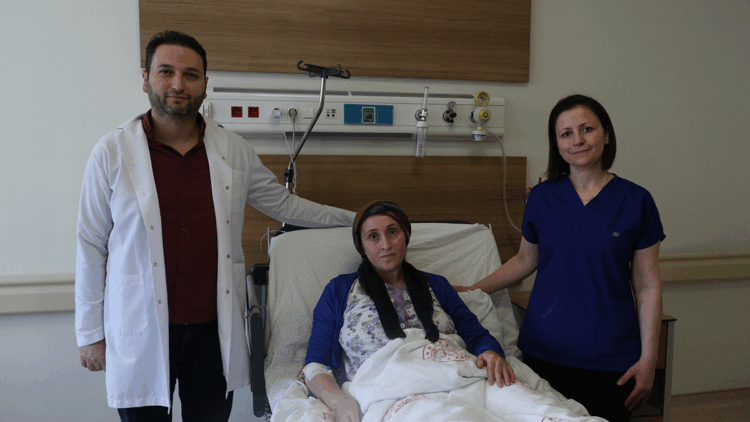 Bacaklarını kaybetme riski bulunan Özlem, ameliyatla sağlığına kavuştu