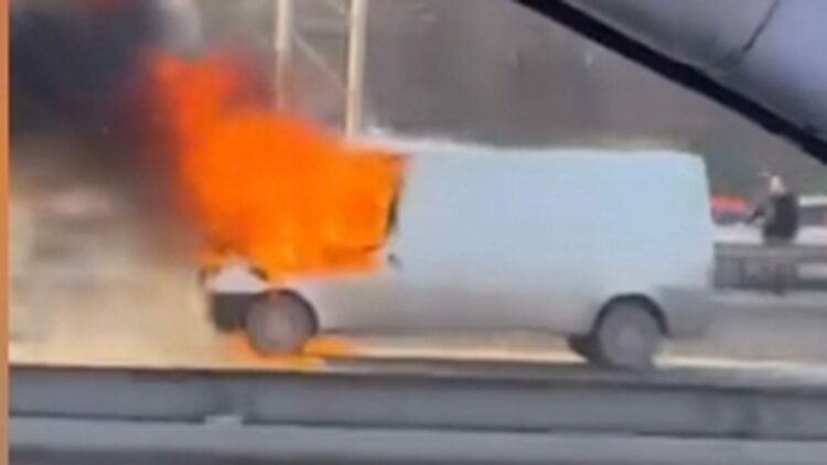 Bağcılar TEM Otoyolu'nda minibüs alev alev yandı