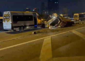 Bağcılar TEM Otoyolu'nda zincirleme kaza; trafik yoğunluğu oluştuv