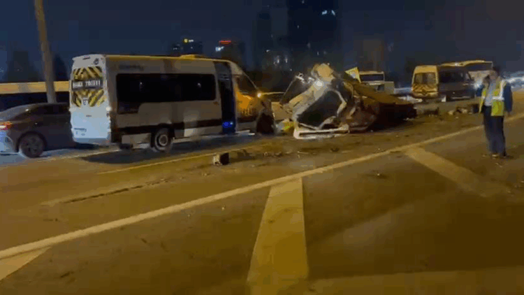 Bağcılar TEM Otoyolu'nda zincirleme kaza; trafik yoğunluğu oluştuv