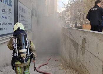 Bağcılar'da 4 katlı iş hanında çıkan yangın söndürüldü