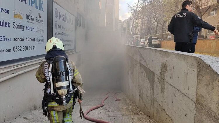 Bağcılar'da 4 katlı iş hanında çıkan yangın söndürüldü