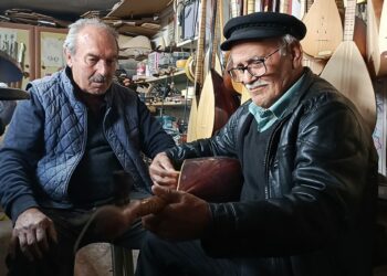 Bağlama çalma hayalini 84 yaşında gerçekleştirdi