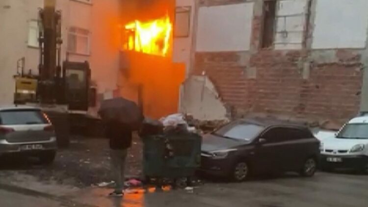 Bahçelievler'de kentsel dönüşüme giren binada yangın; 2 gözaltı