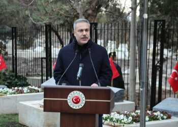 Bakan Fidan, Dışişleri Şehitliği'ni ziyaret etti