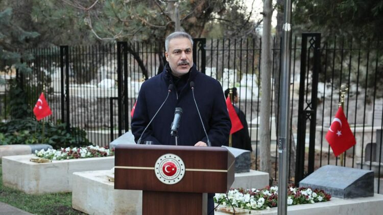 Bakan Fidan, Dışişleri Şehitliği'ni ziyaret etti