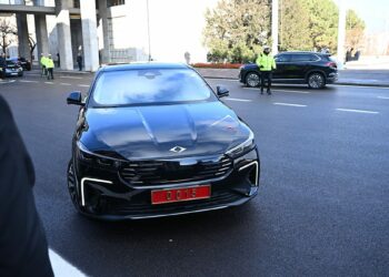 Bakan Kacır, bütçe görüşmelerine Togg T10F ile geldi