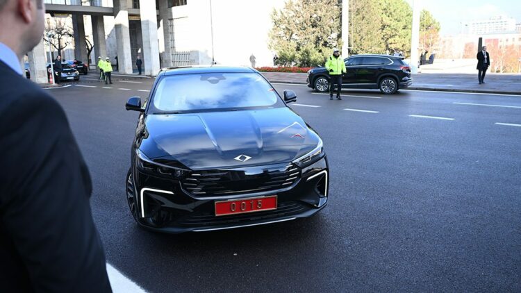 Bakan Kacır, bütçe görüşmelerine Togg T10F ile geldi