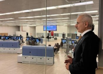 Bakan Uraloğlu, Türkiye Hava Trafik Kontrol Merkezi'ni ziyaret etti