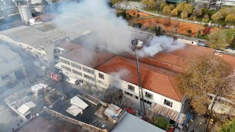Bakırköy'de tekstil fabrikasında yangın