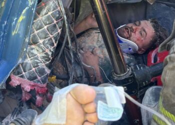 Bariyerlere çarpan TIR'da sıkışan sürücüyü itfaiye kurtardı