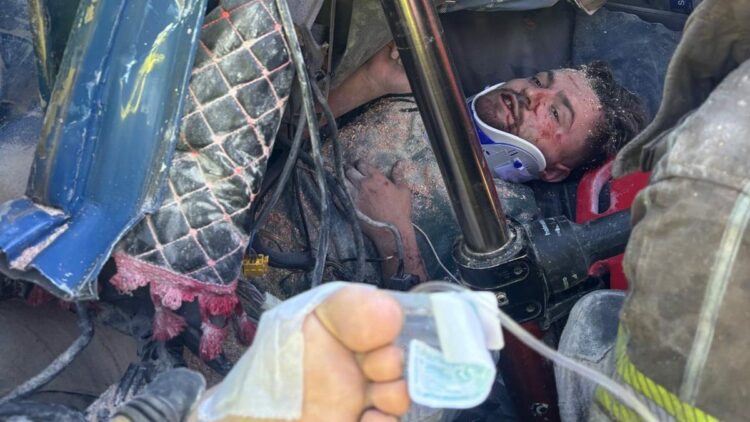 Bariyerlere çarpan TIR'da sıkışan sürücüyü itfaiye kurtardı