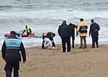 Bartın'da alabora olan lastik bottaki 2 kişi kurtarıldı