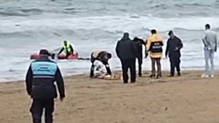 Bartın'da alabora olan lastik bottaki 2 kişi kurtarıldı