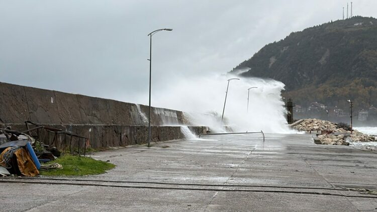 Bartın'da fırtına; dalga boyu 7 metreye ulaştı