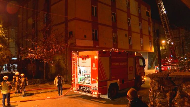 Başakşehir'de ayakkabı imalathanesinde çıkan yangın söndürüldü