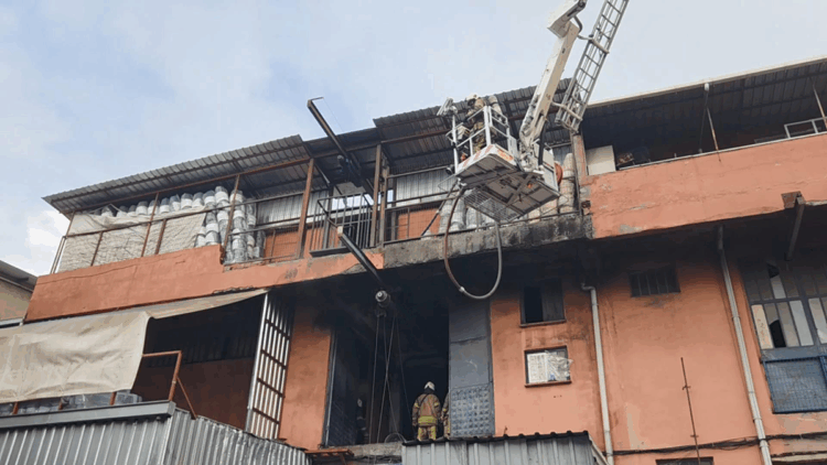 Başakşehir'de plastik imalathanesinde çıkan yangın söndürüldü