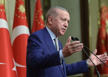 Batılılar karşısında ezikler, kendi insanına gelince kabalar