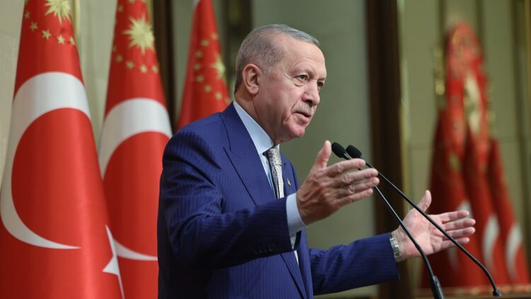 Batılılar karşısında ezikler, kendi insanına gelince kabalar