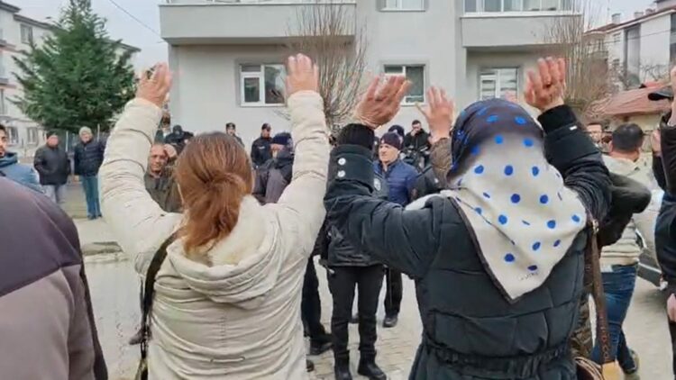 Baz istasyonu yapılmasına karşı çıkan kadınlar eylem yaptı