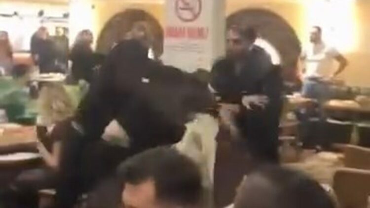 Beşiktaş'ta dönercide tekmeli yumruklu kavga kamerada