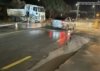 Bodrum'da ana su isale hattı patladı, asfalt çöktü